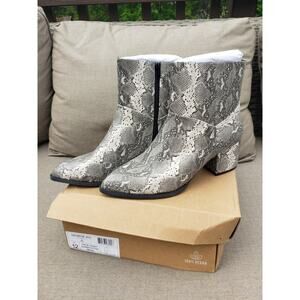 New In Box Melrose Ave Sz 12 Vegan pointed toe black white python Bootie
